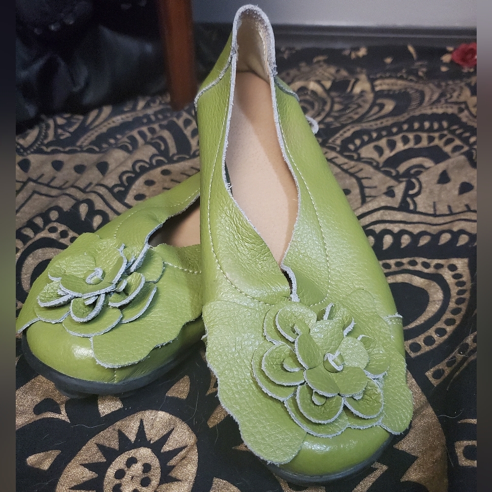 Stunning Green Italian Leather Women's Shoes with Floral Design, Size 40